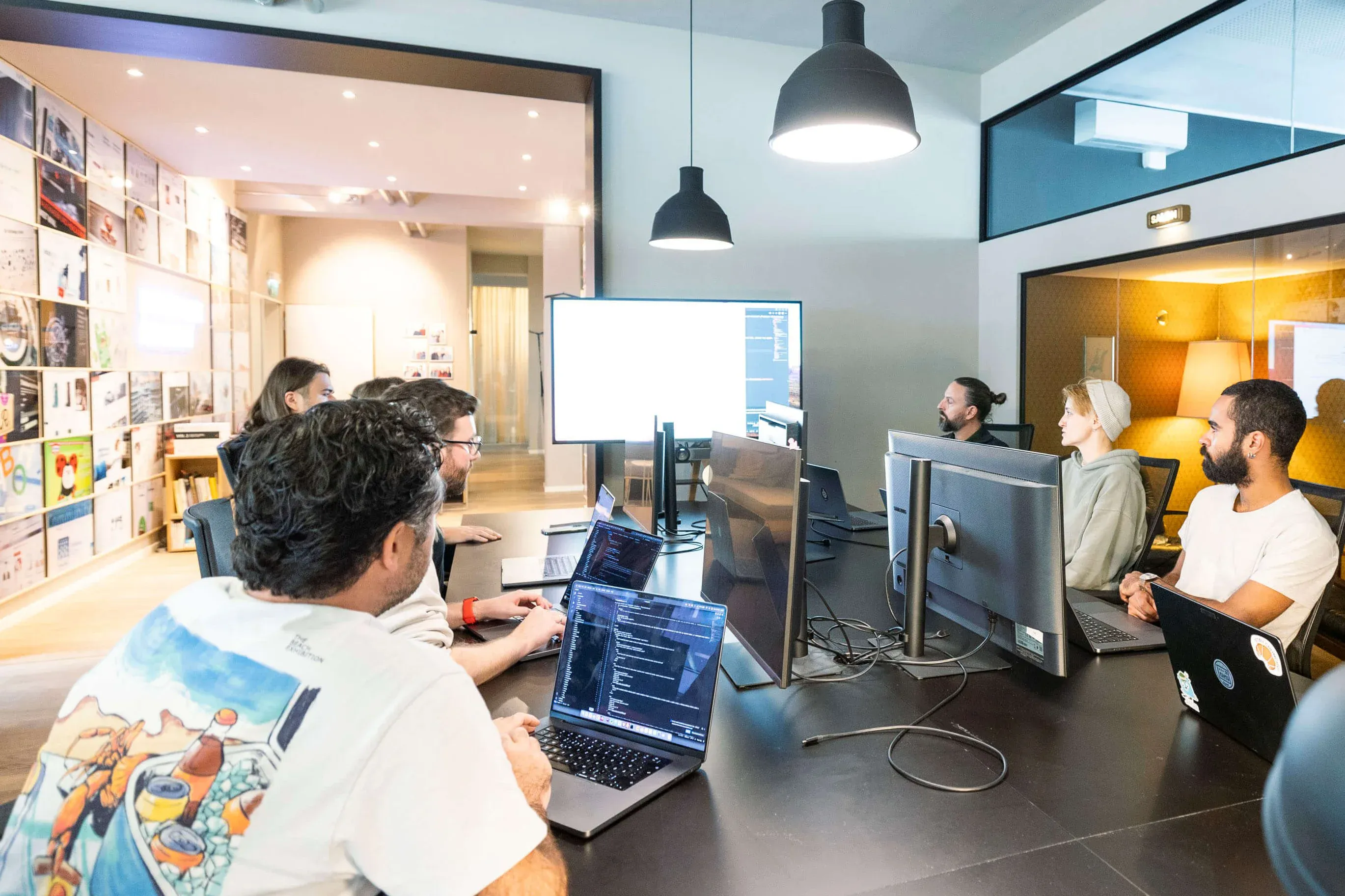 Development-Team arbeitet zusammen um einen Tisch