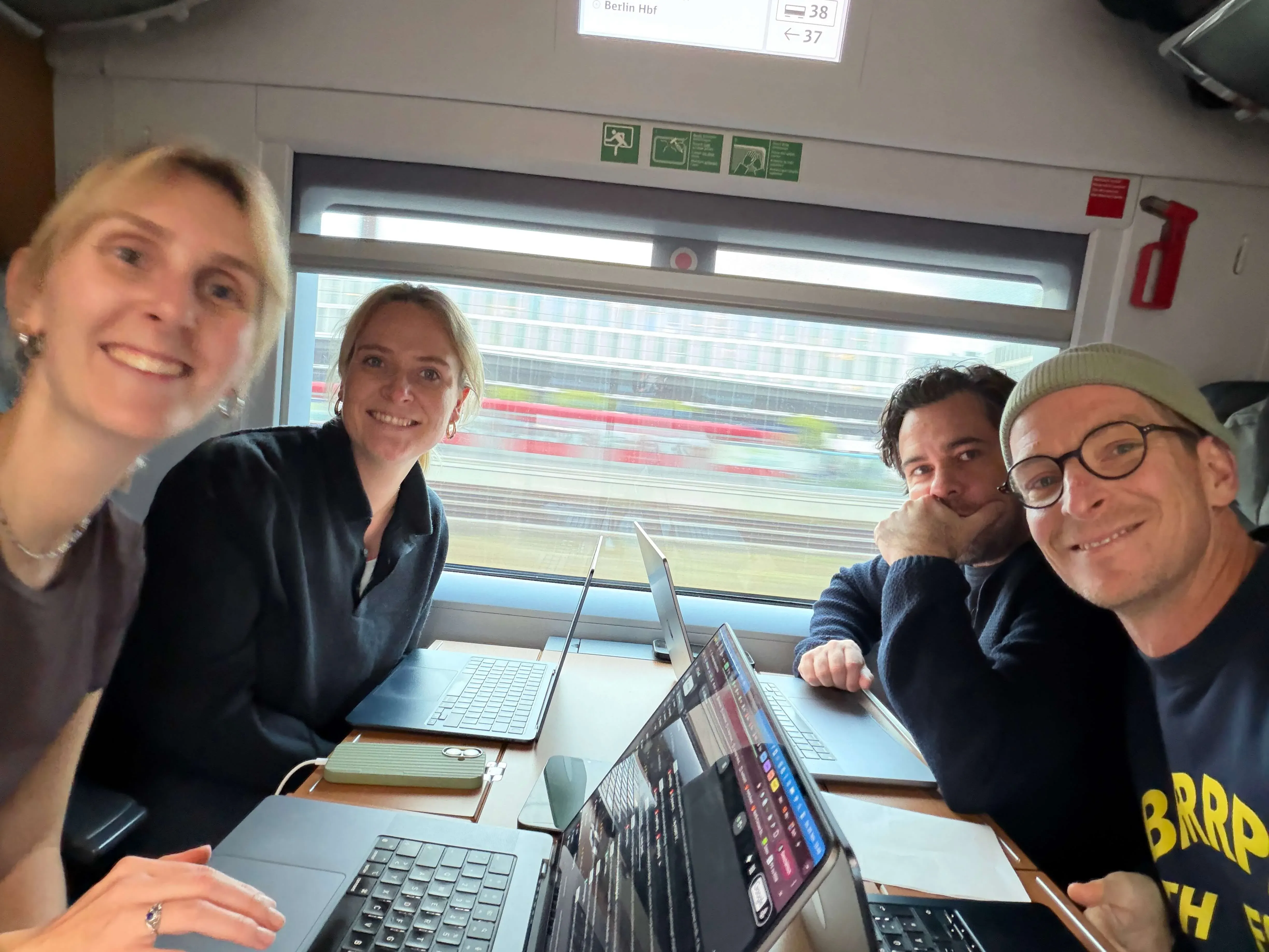 Lisa, Alina, Roland und Christian unterwegs im ICE nach Berlin