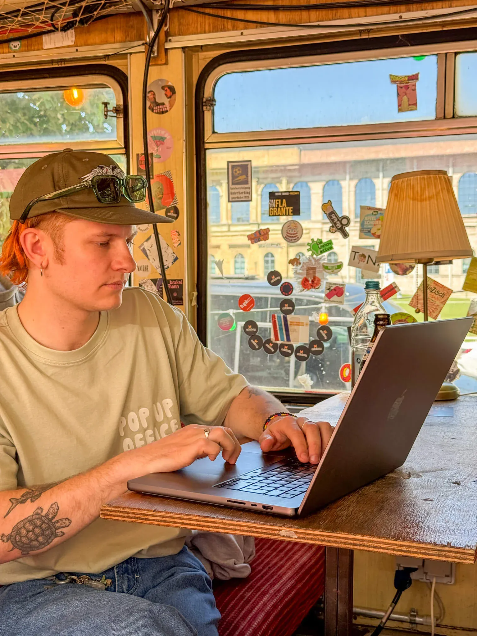 Person im Wagon am arbeiten