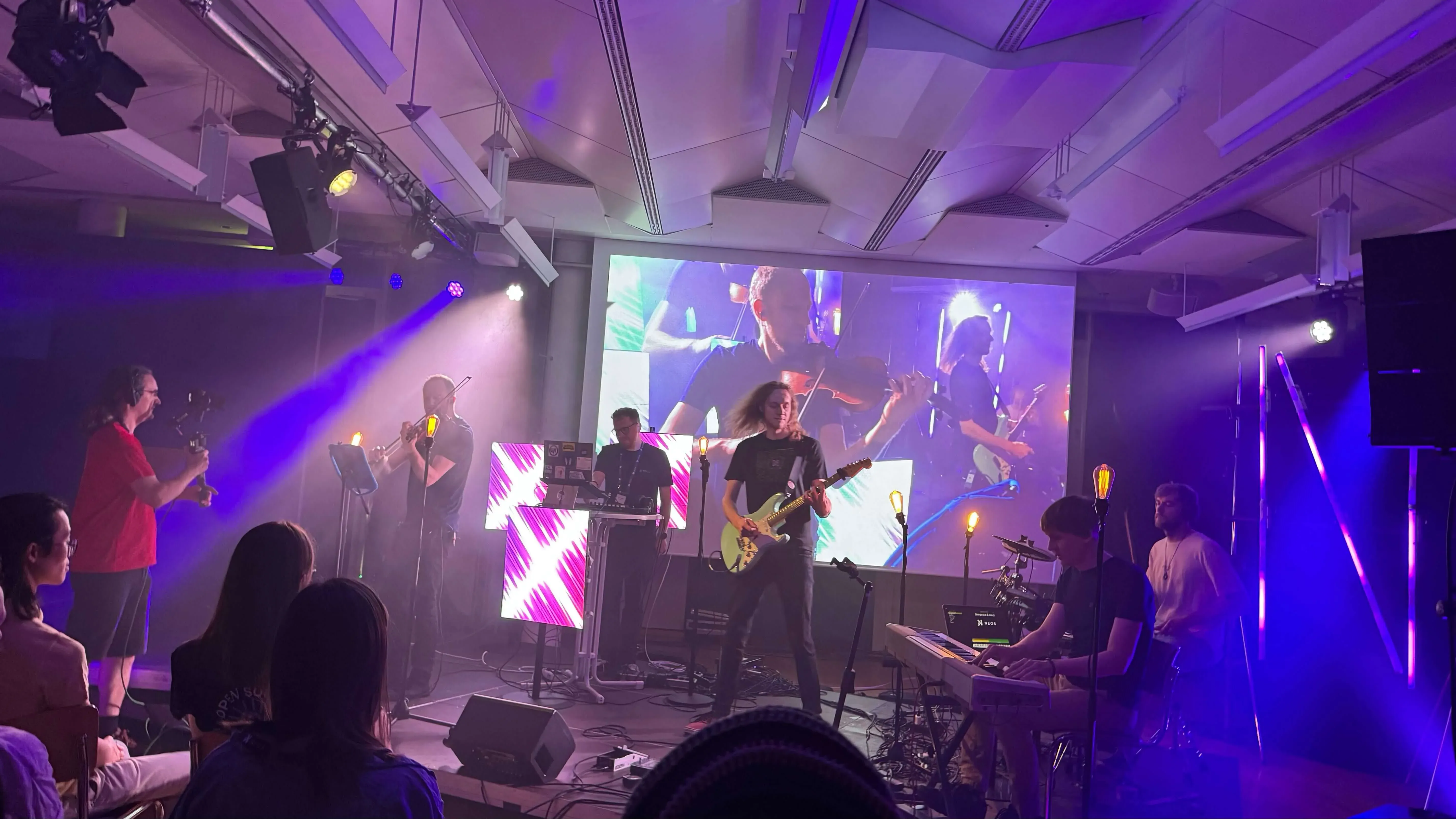 Musiker auf Bühne von Neos Conference