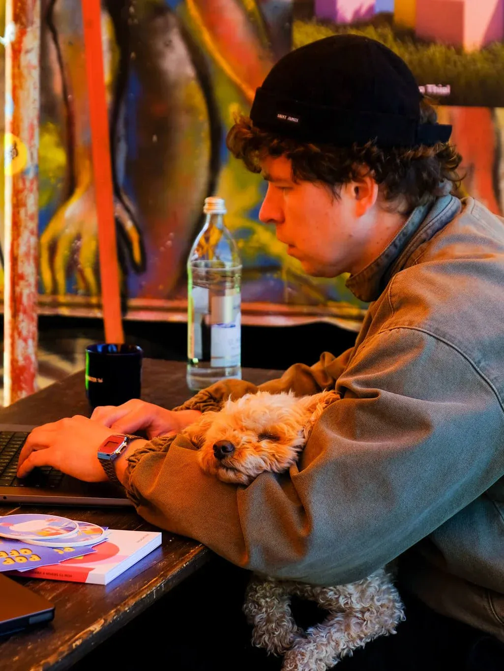Person mit Hund am arbeiten