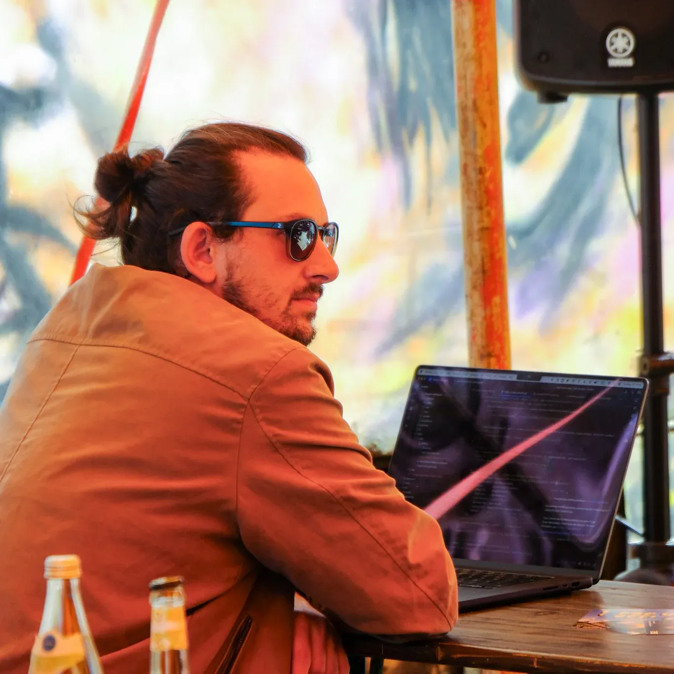 Person mit Laptop am arbeiten