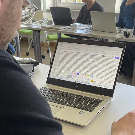 Frau skizziert UXUI Konzept der Web App