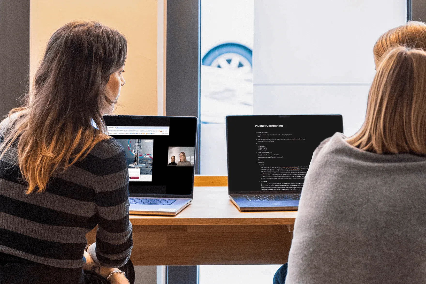 3 frauen sind auf laptops fokusiert