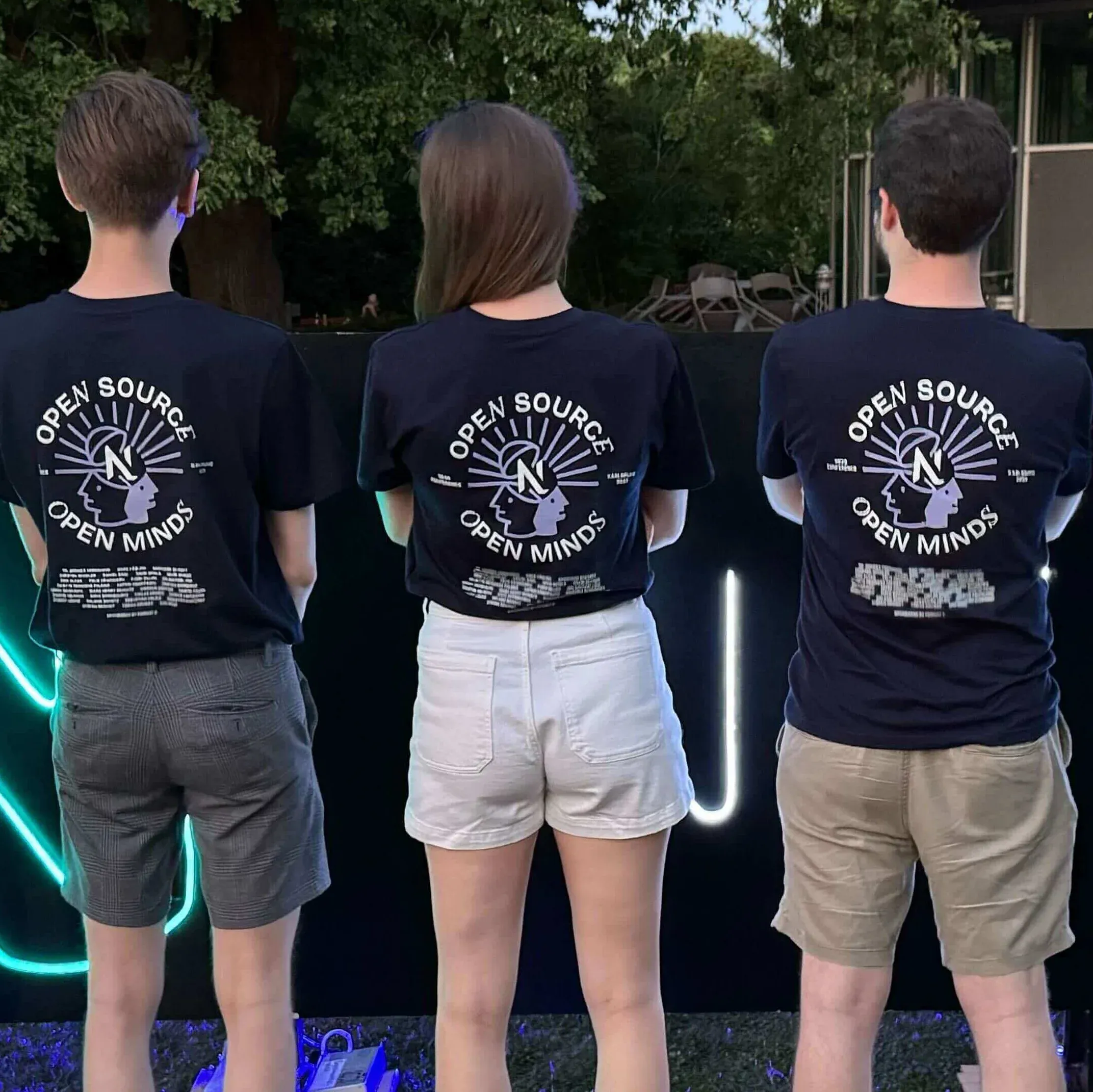 Team zeigt Neos Conference Shirt mit Rückenprint