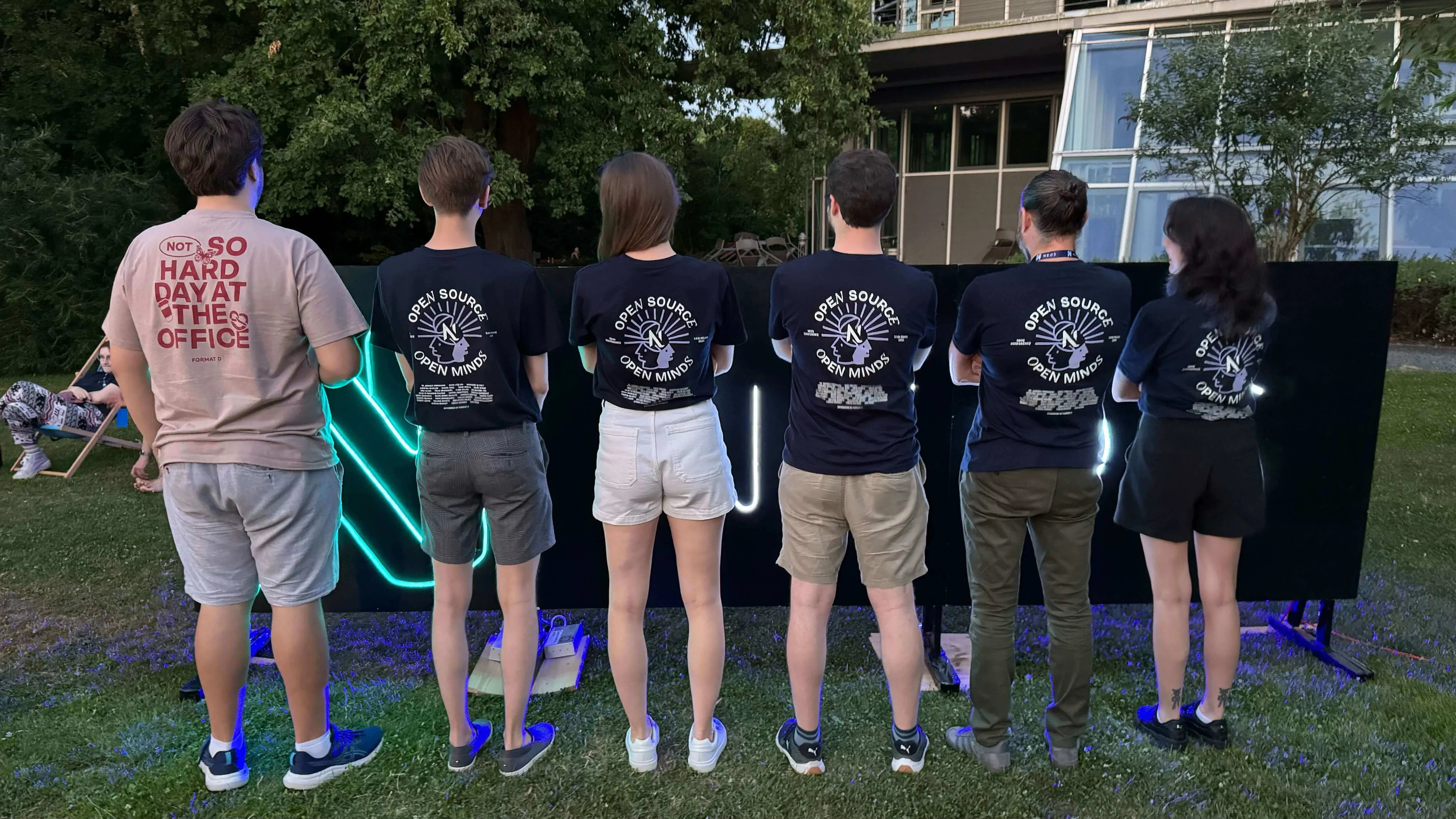 Team zeigt Neos Conference T Shirts und Rückenprint 